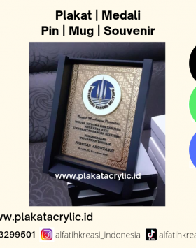 Plakat Kayu Wisudawan Terbaik