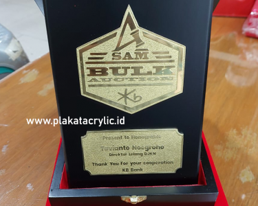 Plakat Kayu DJKN dengan Box Kayu