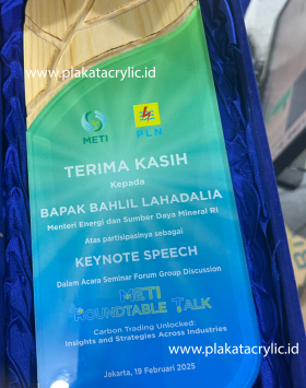 Plakat Kayu METI Bahlil