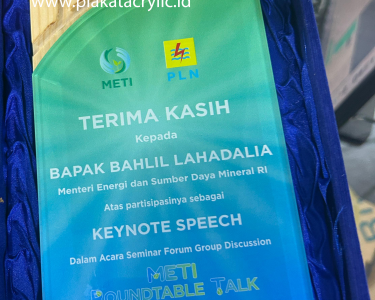 Plakat Kayu METI Bahlil