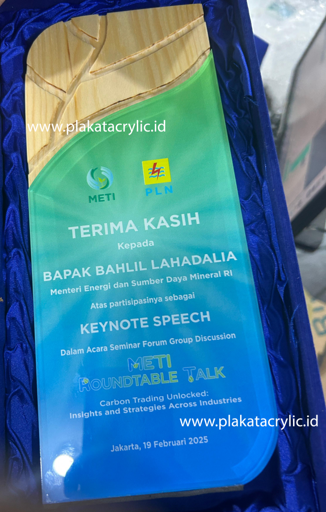 Plakat Kayu METI Bahlil