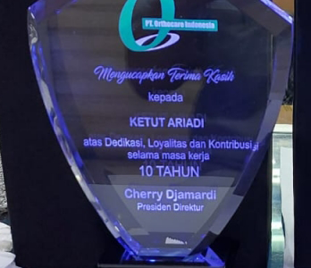 Plakat Kristal Penghargaan Karyawan 2D