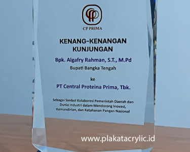 Plakat Akrilik CP Prima Kepada Bupati Kabupaten Bangka Tengah