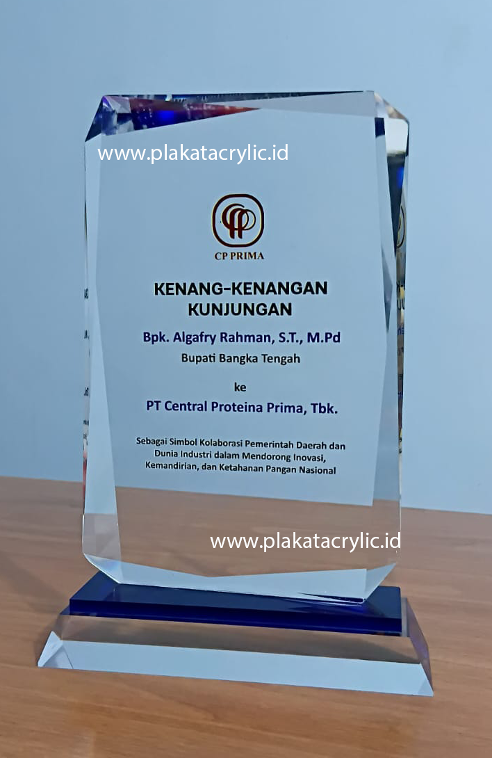 Plakat Akrilik CP Prima Kepada Bupati Kabupaten Bangka Tengah